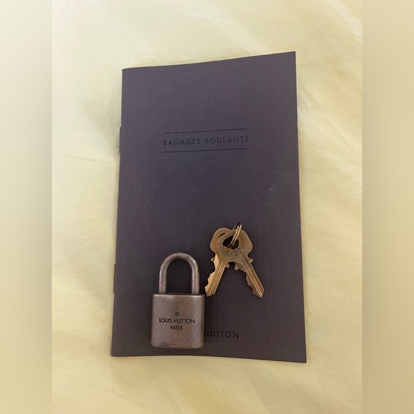 LOUIS VUITTON LOCK & KEYS - Picture 3 of 5